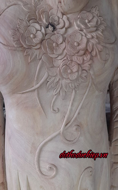 Họa tiết hoa được khắc họa trên thân tượng chân dung.